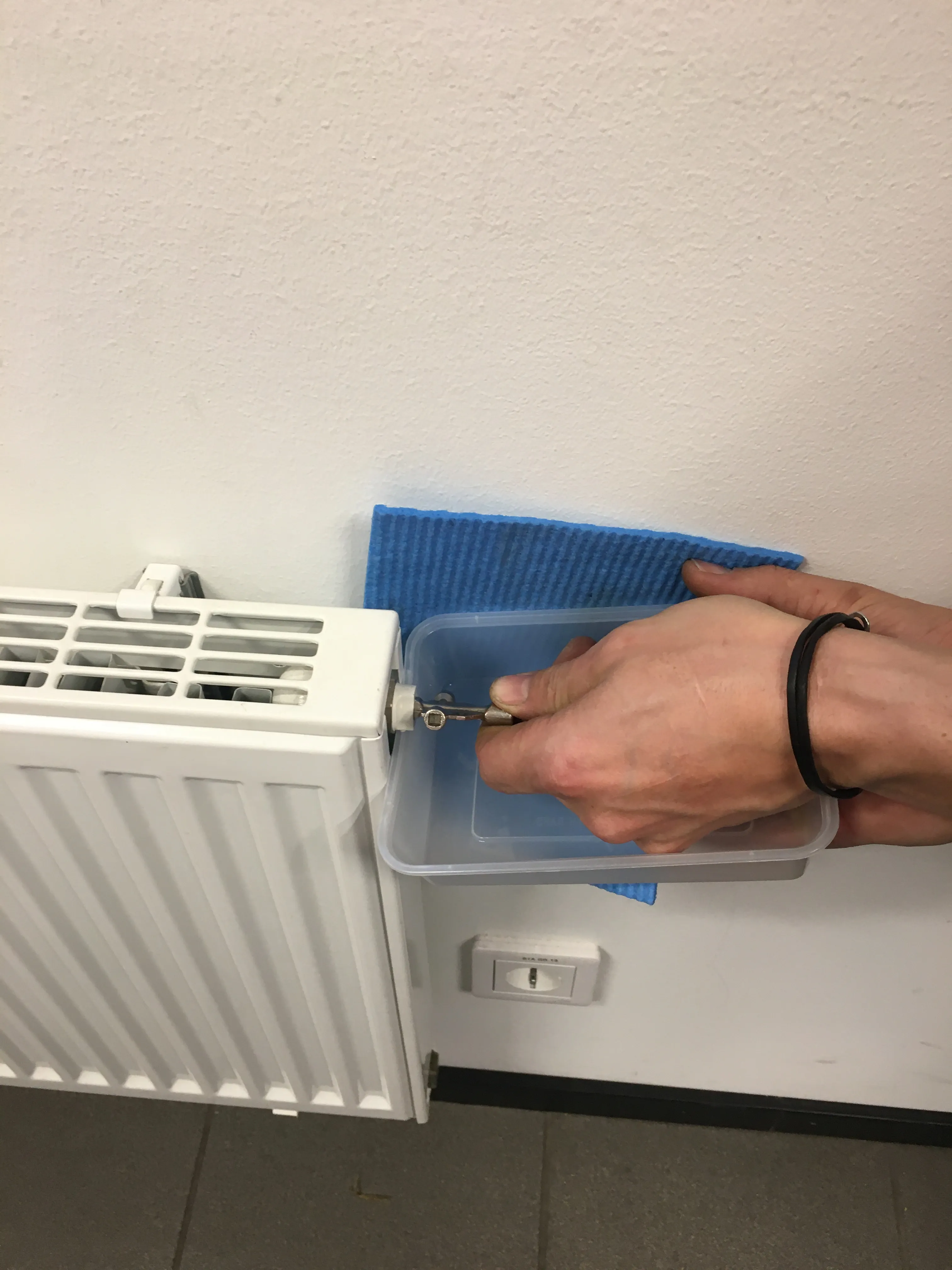 Avluftning av element med elementnyckel